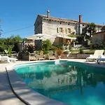 Vickovi Mit Gemeinschaftspool By Interhome