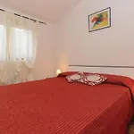 Vickovi Mit Gemeinschaftspool By Interhome