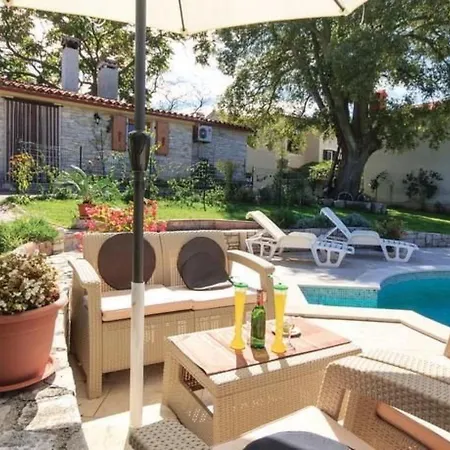 Vickovi Mit Gemeinschaftspool By Interhome